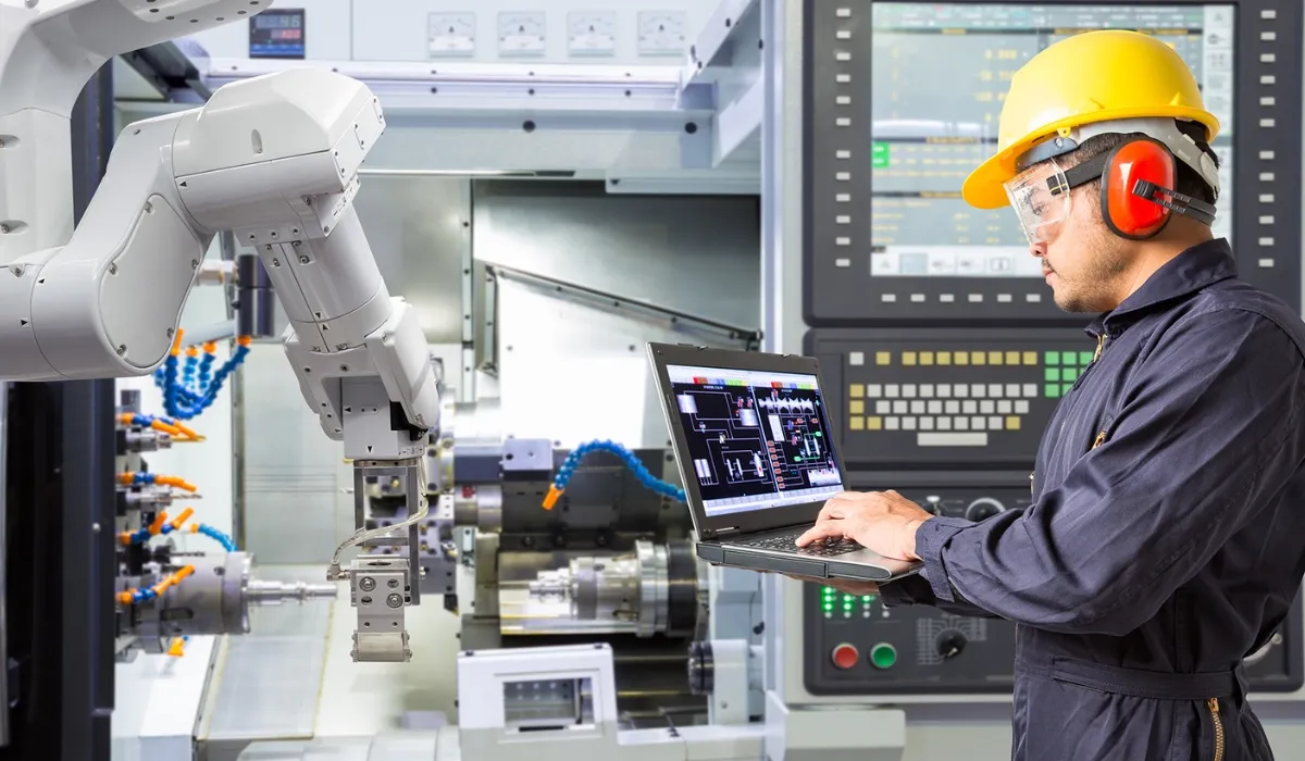 Quyết định khó: Khi nào doanh nghiệp nên thuê dịch vụ kỹ thuật bên ngoài thay vì tự "ôm show"?